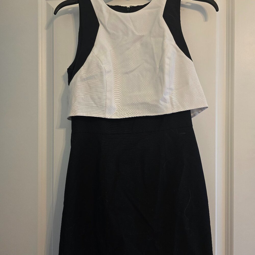 White House Black White sleeveless dress